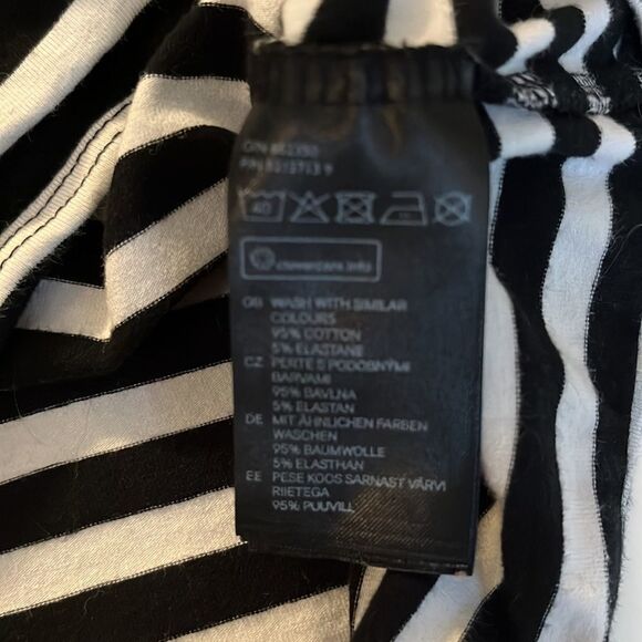 H&m stretchy striped black and white short sleeve crop top w/ scoop neck. SZ M. - Picture 7 of 9